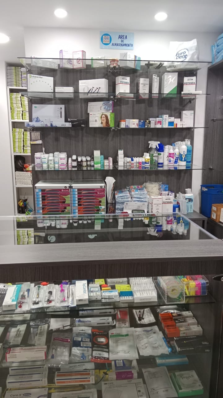 Estanterías del área de almacenamiento con insumos dentales organizados