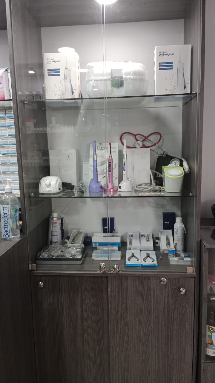 Vitrina con lámparas de fotocurado, piezas de mano y equipos odontológicos