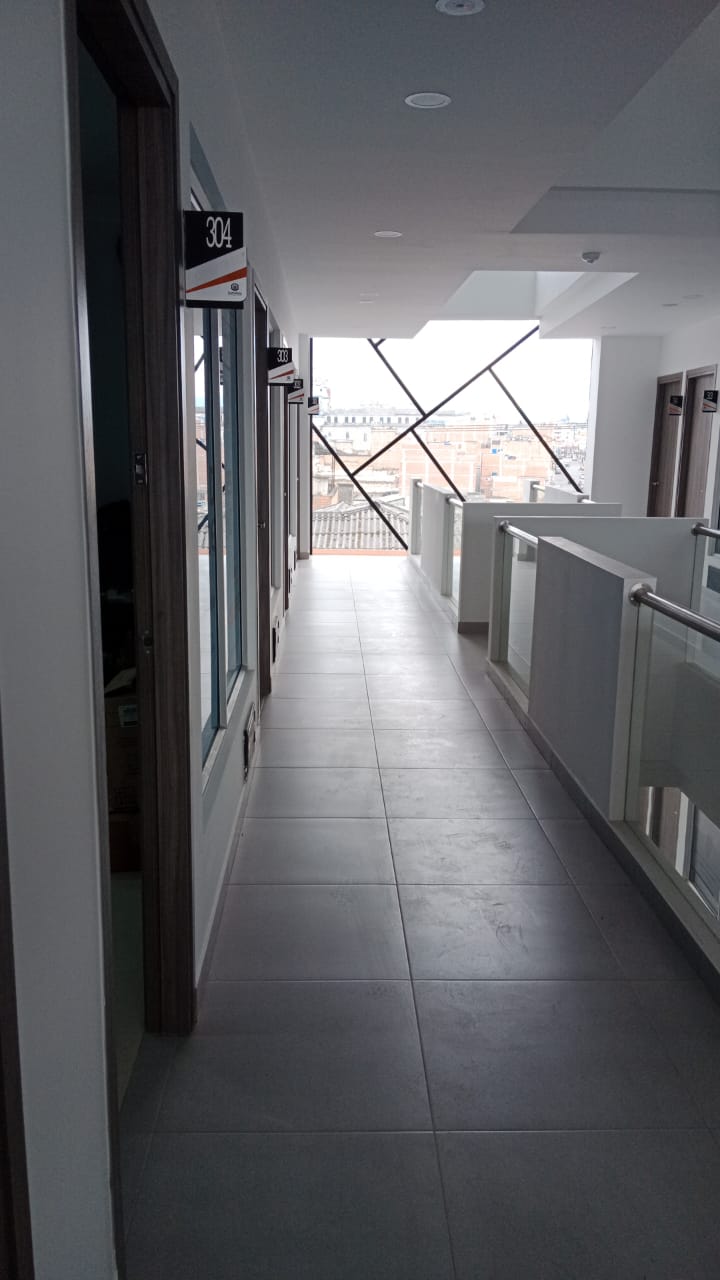 Pasillo del tercer piso del Edificio Emporium que lleva a la oficina 304