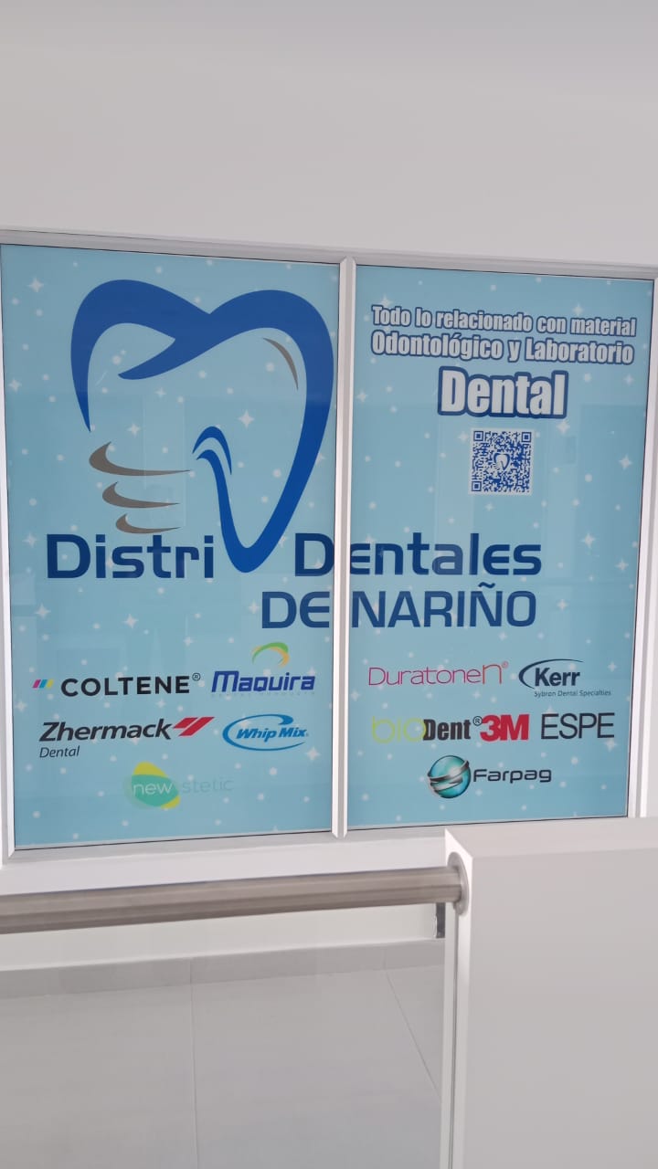 Señalética con los logos de las marcas que distribuye el depósito