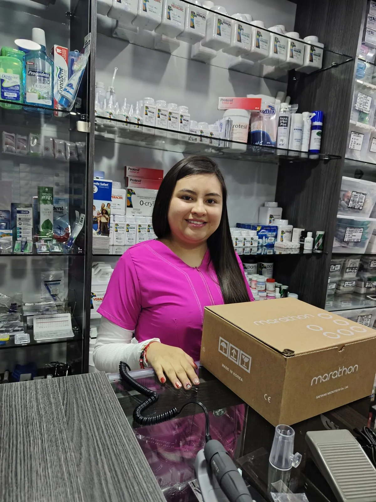 Asesora del depósito con un equipo Marathon