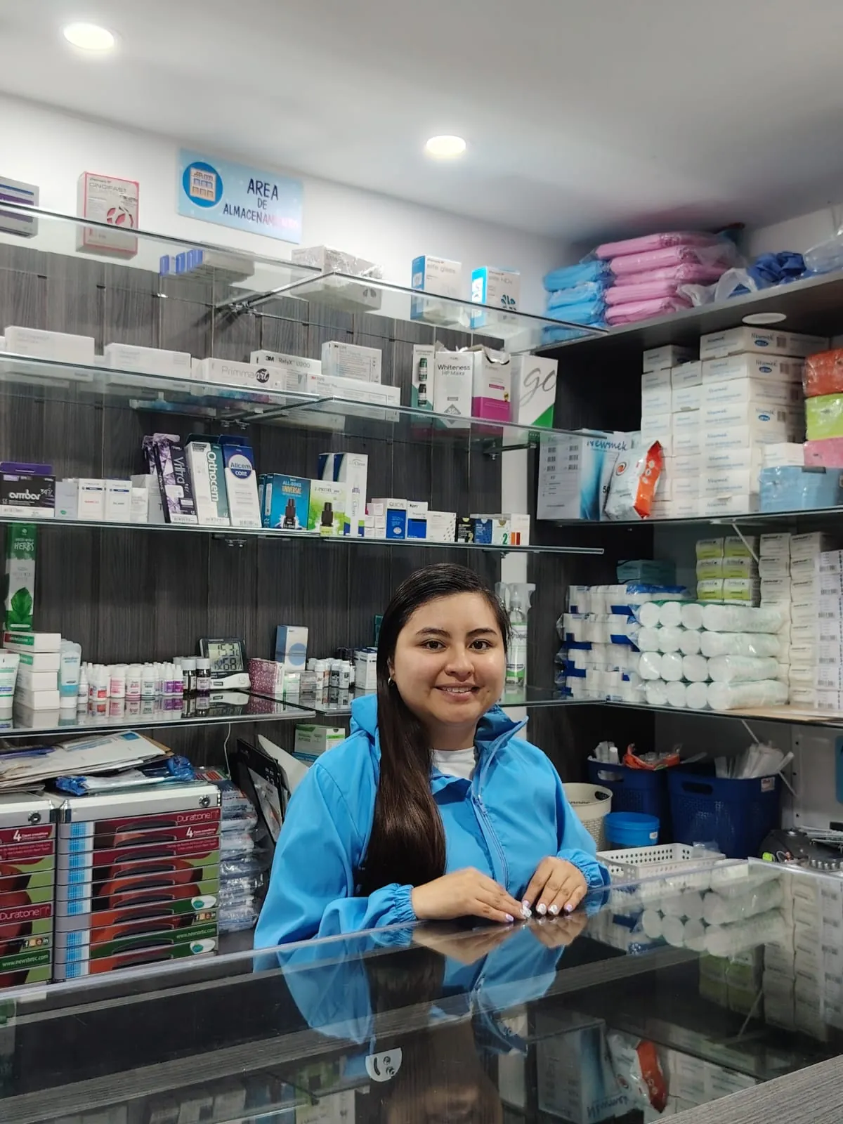 Asesora sonriente en el mostrador del depósito