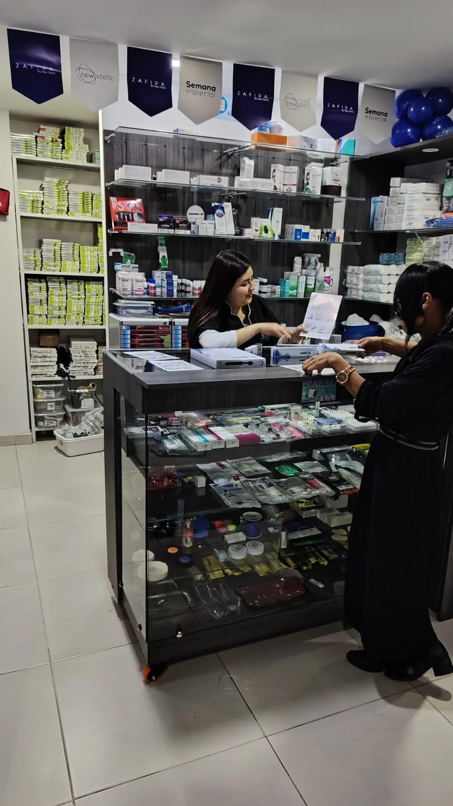 Asesora revisando productos con un cliente en el mostrador