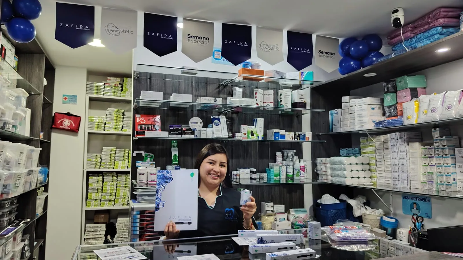 Asesora de Distridentales de Nariño mostrando un producto en la tienda surtida