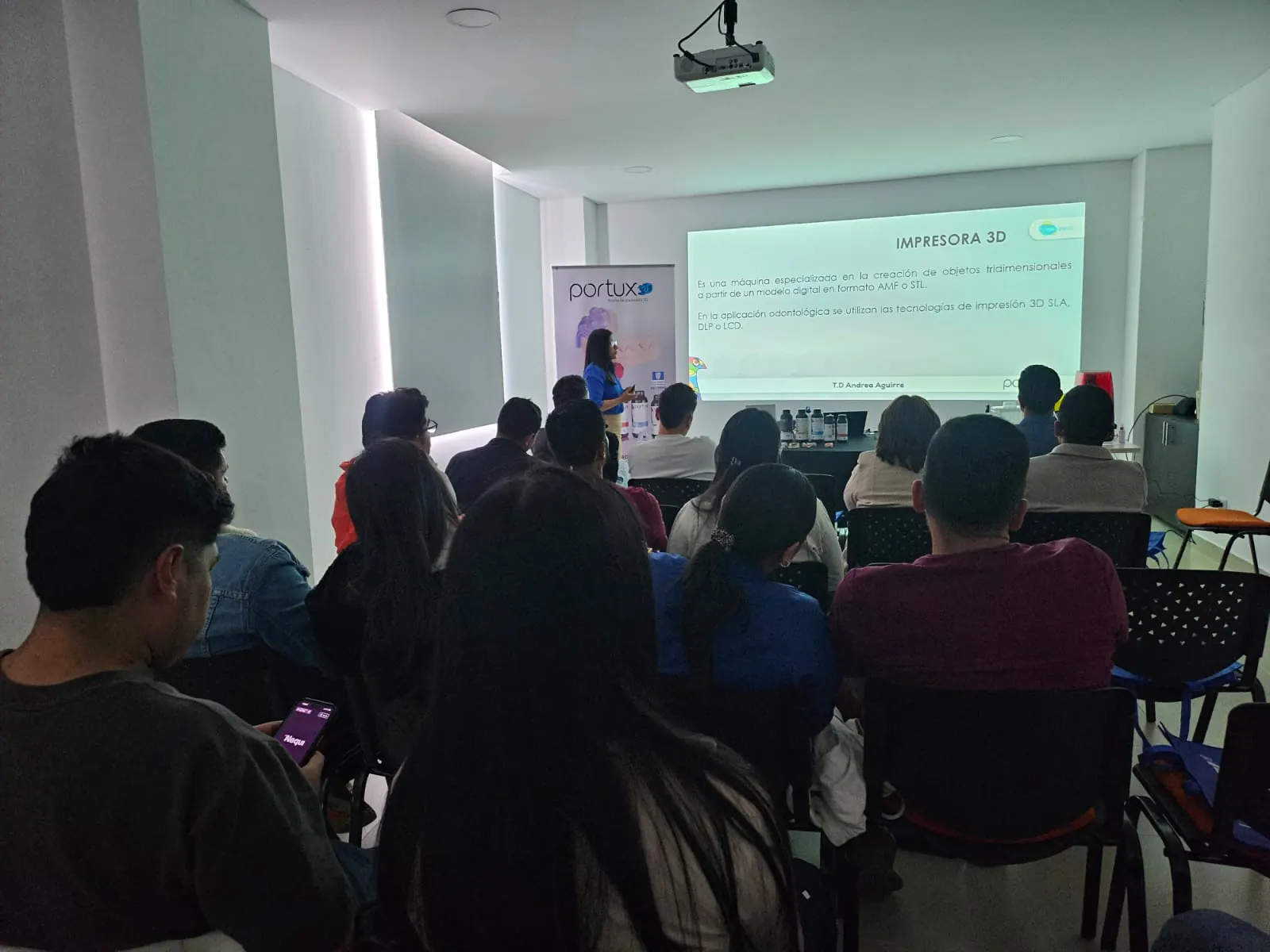 Charla sobre impresión 3D odontológica ante un grupo de profesionales