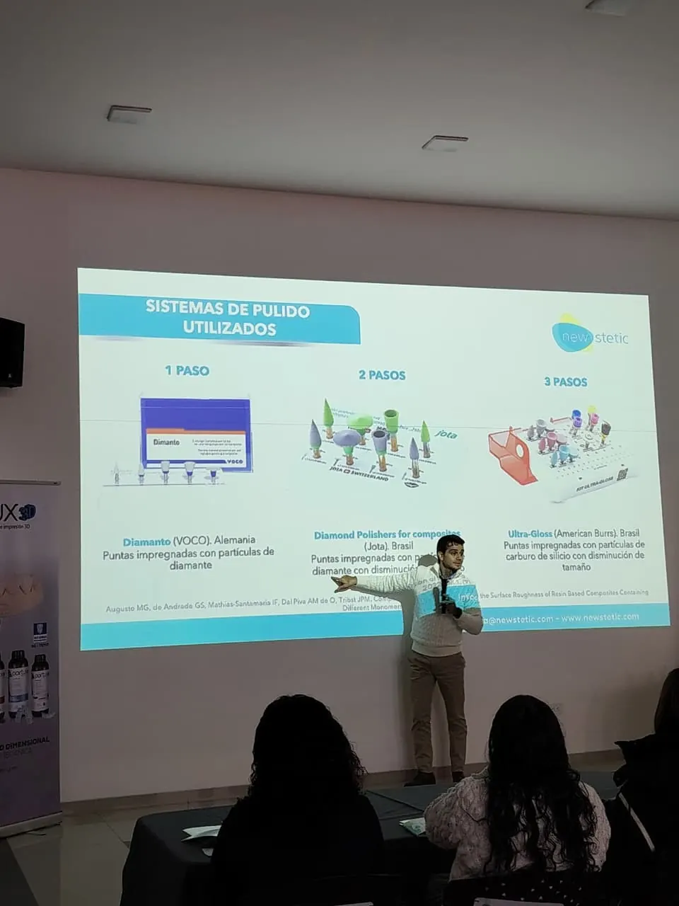 Especialista de New Stetic presenta sistemas de pulido para resinas a un grupo de odontólogos
