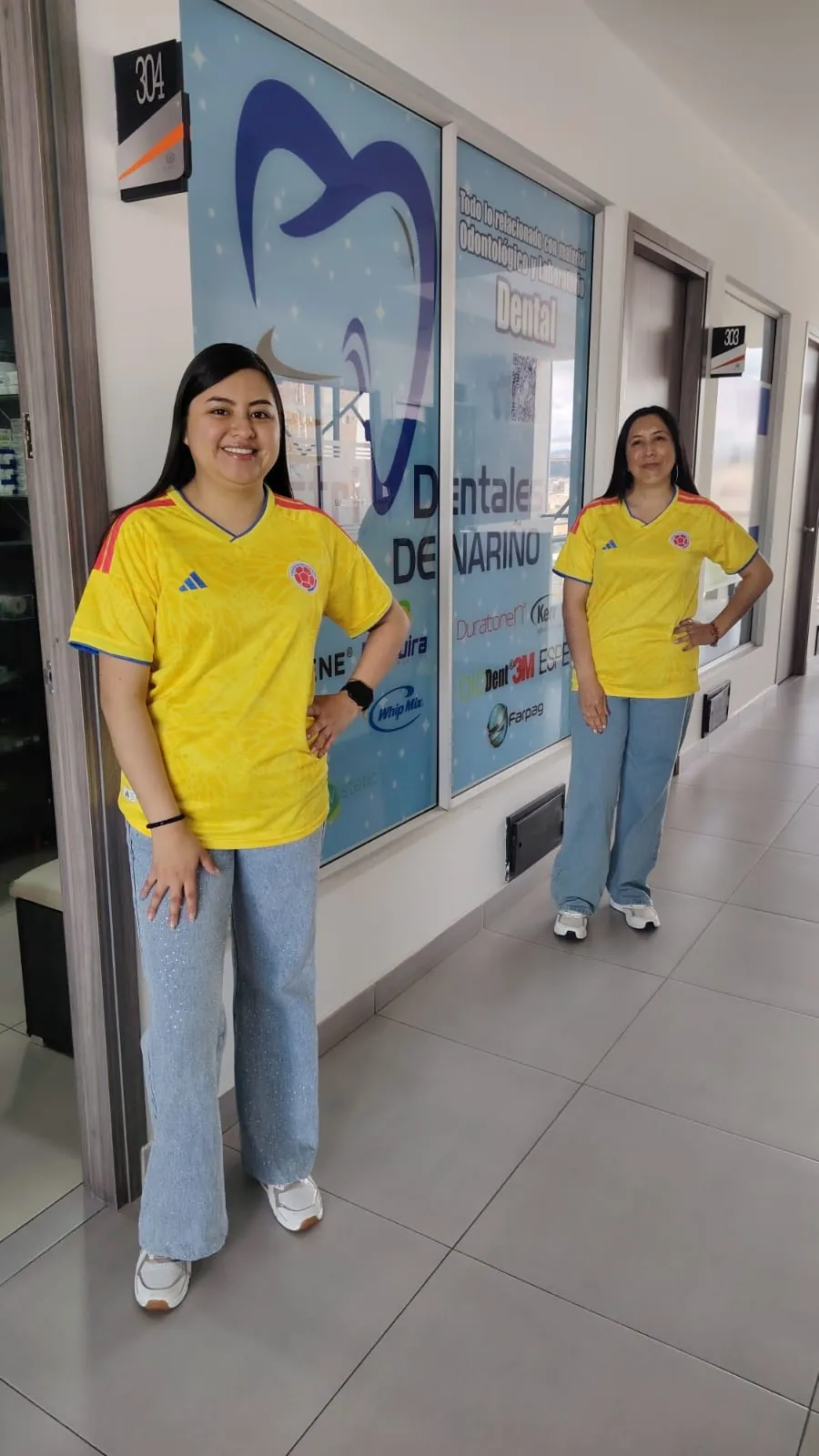 Equipo de Distridentales de Nariño en la entrada de la oficina 304