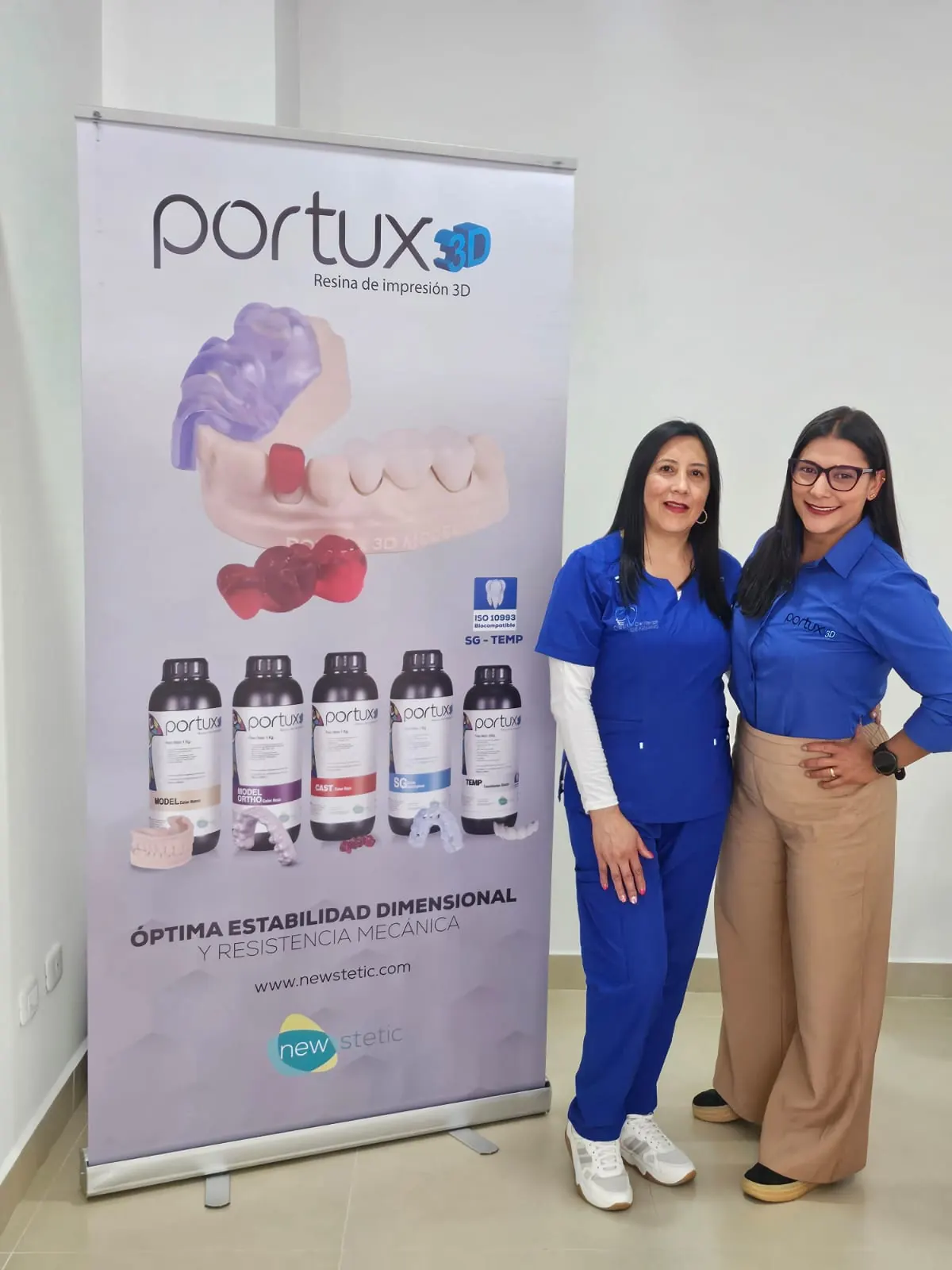 Asesora de Distridentales de Nariño junto a la representante de Portux 3D frente a su banner