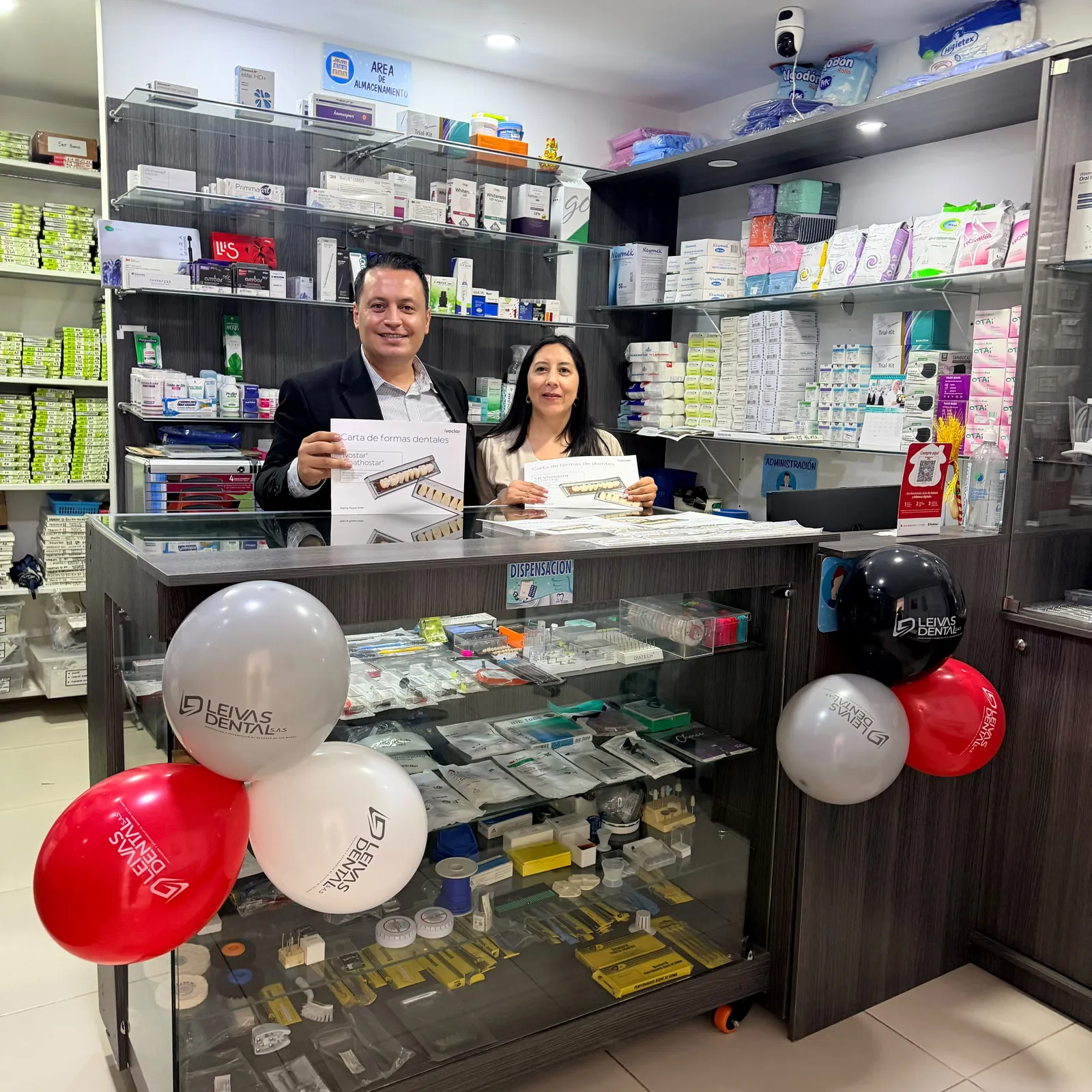 Equipo del depósito con representantes de un proveedor en un lanzamiento