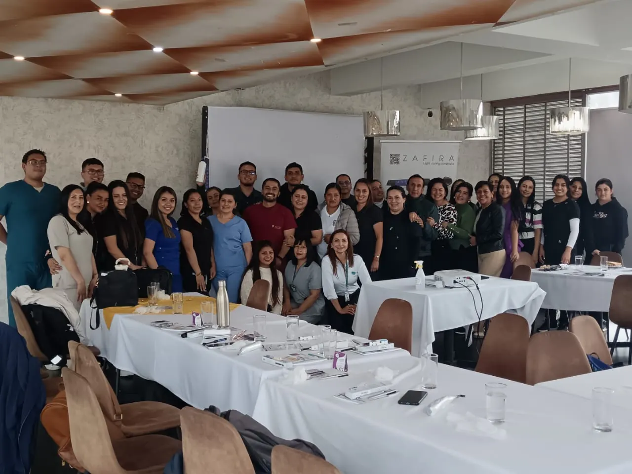 Grupo de odontólogos y equipo de Distridentales de Nariño en el lanzamiento de las resinas Zafira