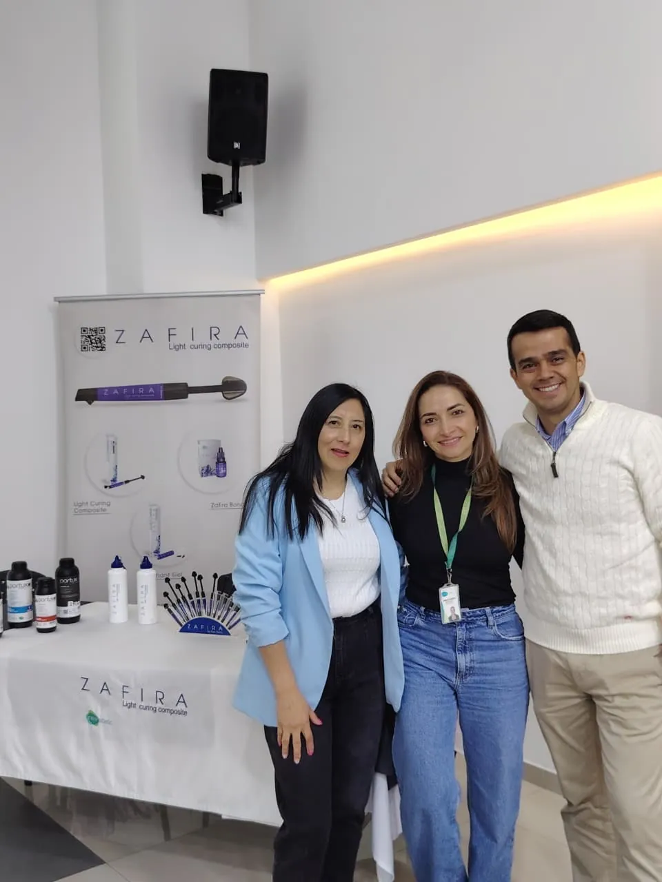 Equipo de Distridentales de Nariño con representantes de una marca en un evento de lanzamiento