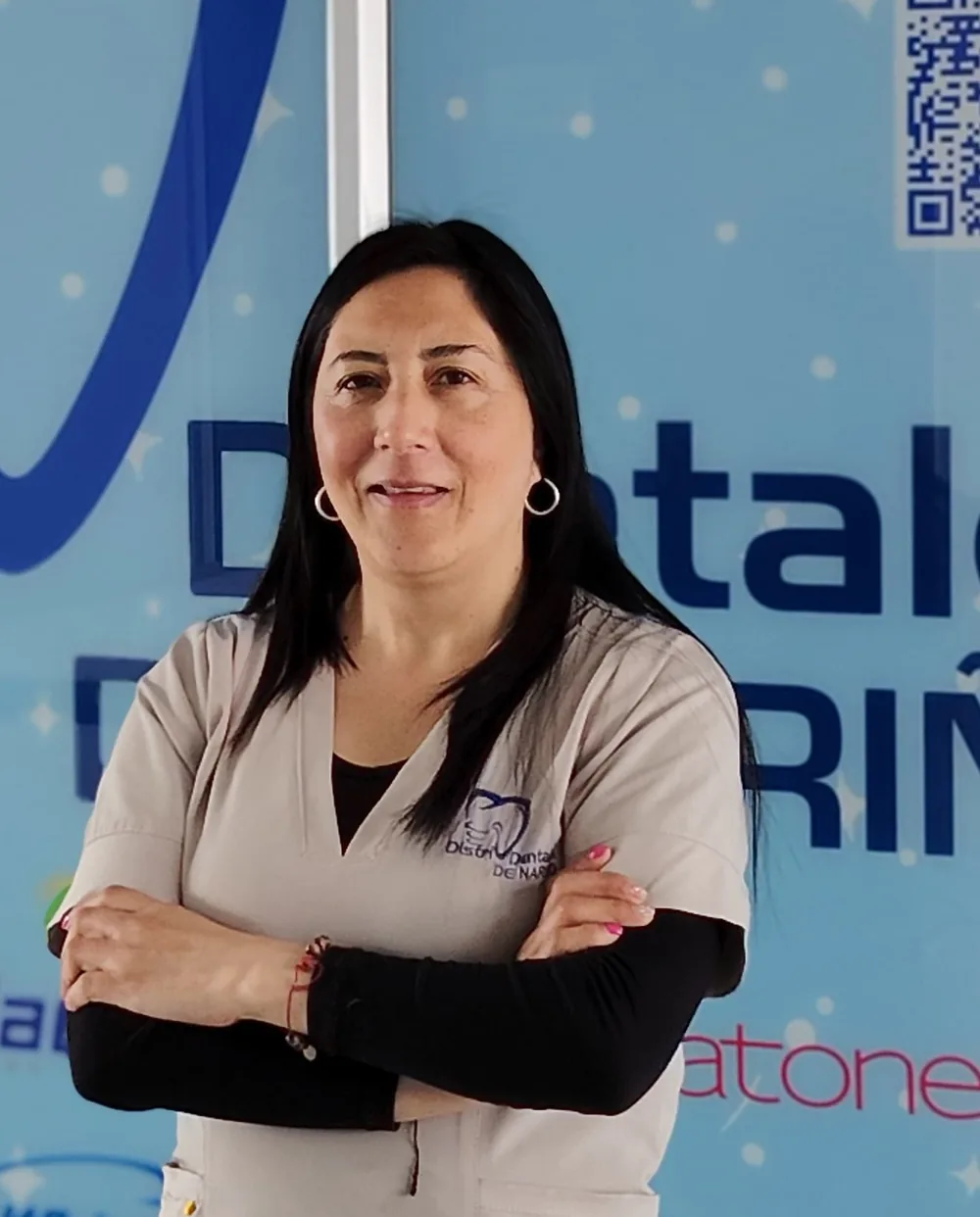 Lucy Moreno, fundadora y gerente general de Distridentales de Nariño, frente al letrero de la empresa